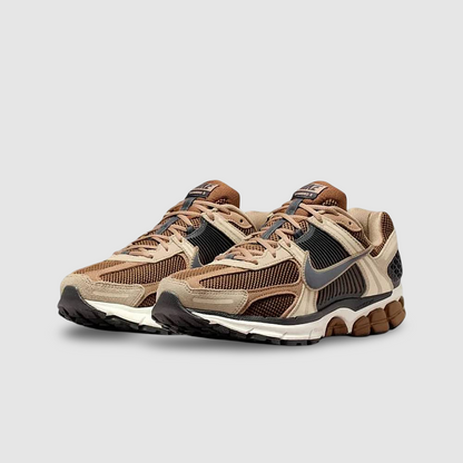 Zapatillas Nike Zoom Vomero 5 Hombre - Running | HF1553 202 Marrón
