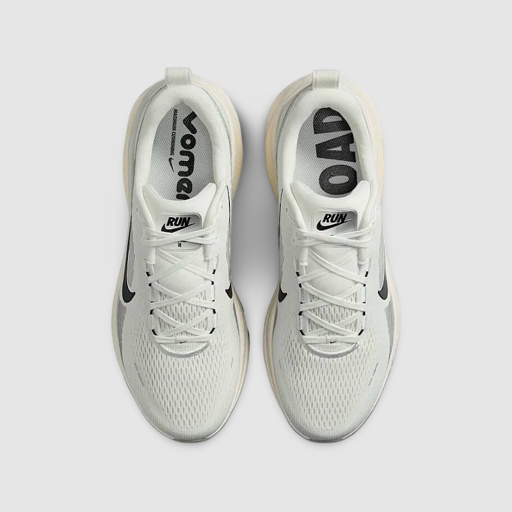 Zapatillas Nike Vomero 18 Hombre - Running | HM6803 101 Beige
