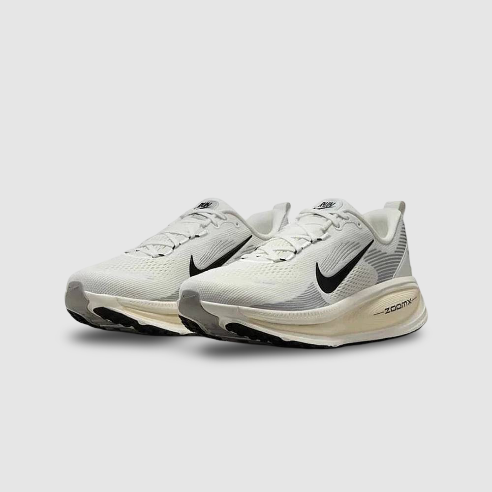 Zapatillas Nike Vomero 18 Hombre - Running | HM6803 101 Beige
