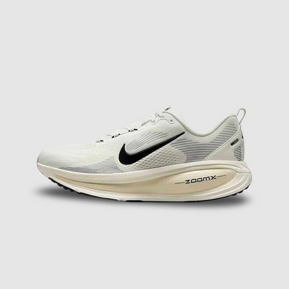 Zapatillas Nike Vomero 18 Hombre - Running | HM6803 101 Beige
