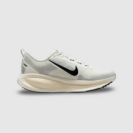 Zapatillas Nike Vomero 18 Hombre - Running | HM6803 101 Beige