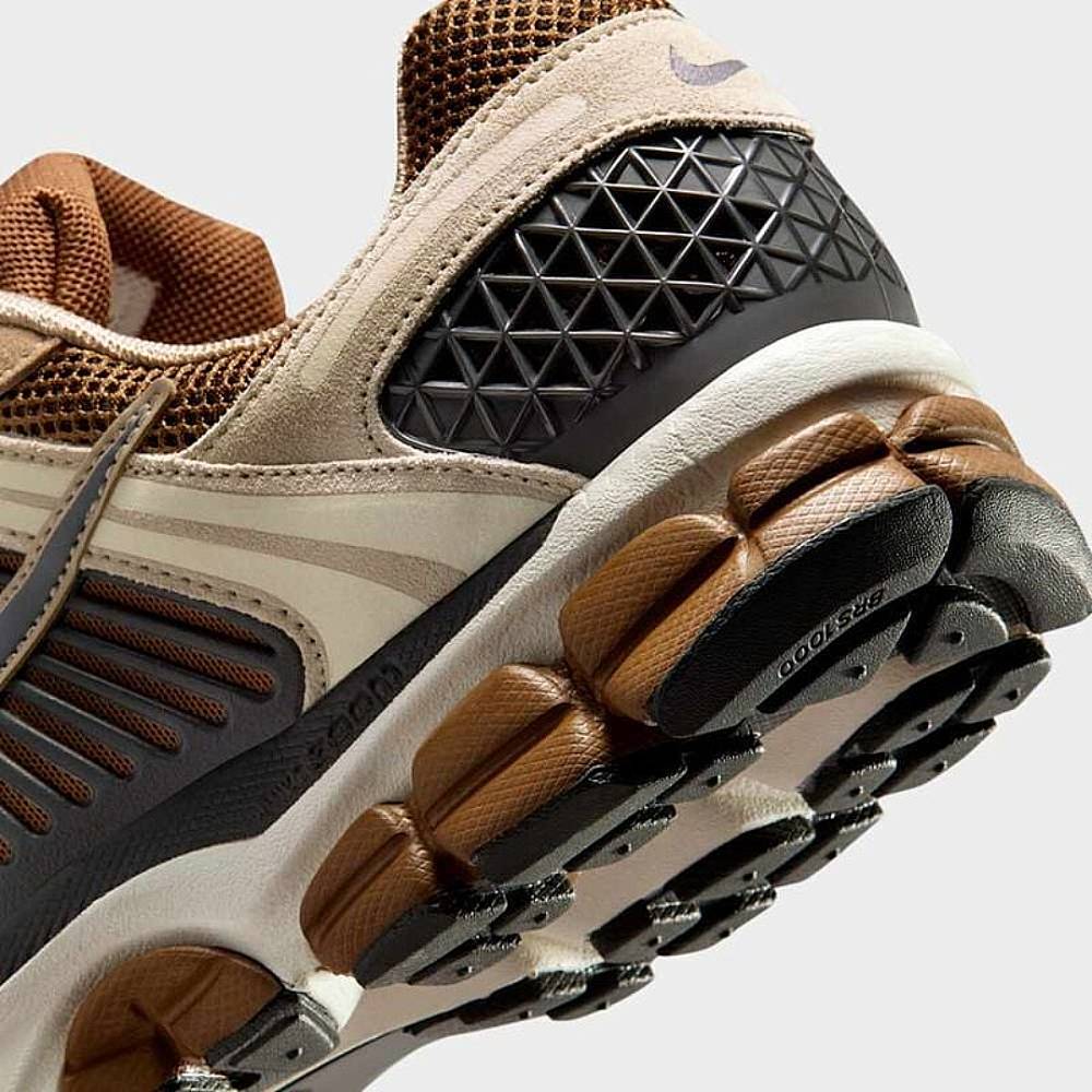 Zapatillas Nike Zoom Vomero 5 Hombre - Running | HF1553 202 Marrón