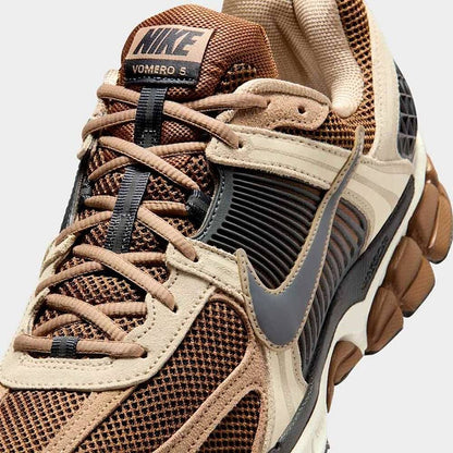 Zapatillas Nike Zoom Vomero 5 Hombre - Running | HF1553 202 Marrón